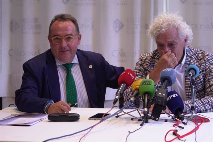 José Luis Yzuel y Ángel Cuevas, en la rueda de prensa en la que Cuevas anuncia que deja la presidencia d ela AEHC