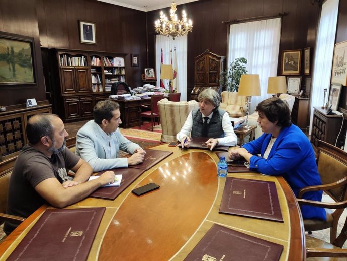 De izda a dcha, Moreno, Andrés, Martínez y Alegre se reúnen para abordar medidas de carácter social.