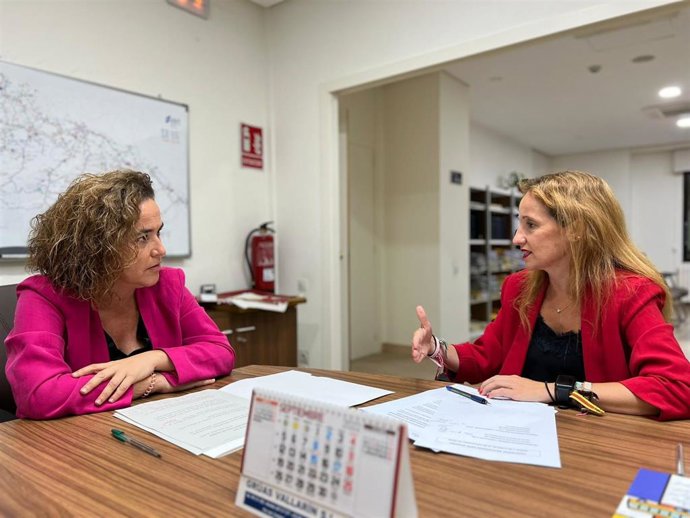 La delegada del Gobierno, Beatriz Arráiz, y la jefa provincial de Tráfico, Beatriz Zúñiga