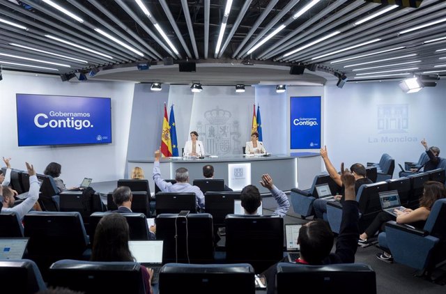 La ministra de Justicia, Pilar Llop (i), y la ministra Portavoz y de Política Territorial, Isabel Rodríguez (d), durante la rueda de prensa posterior a una reunión del Consejo de Ministros.