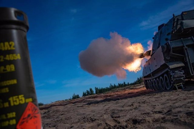 Un momento del ejercicio de fuego de unidades artilleras en el que ha participado la BRI X en Letonia.