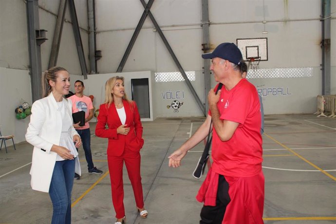La delegada de la Junta en Huelva, Bella Verano, en el inicio del curso escolar.