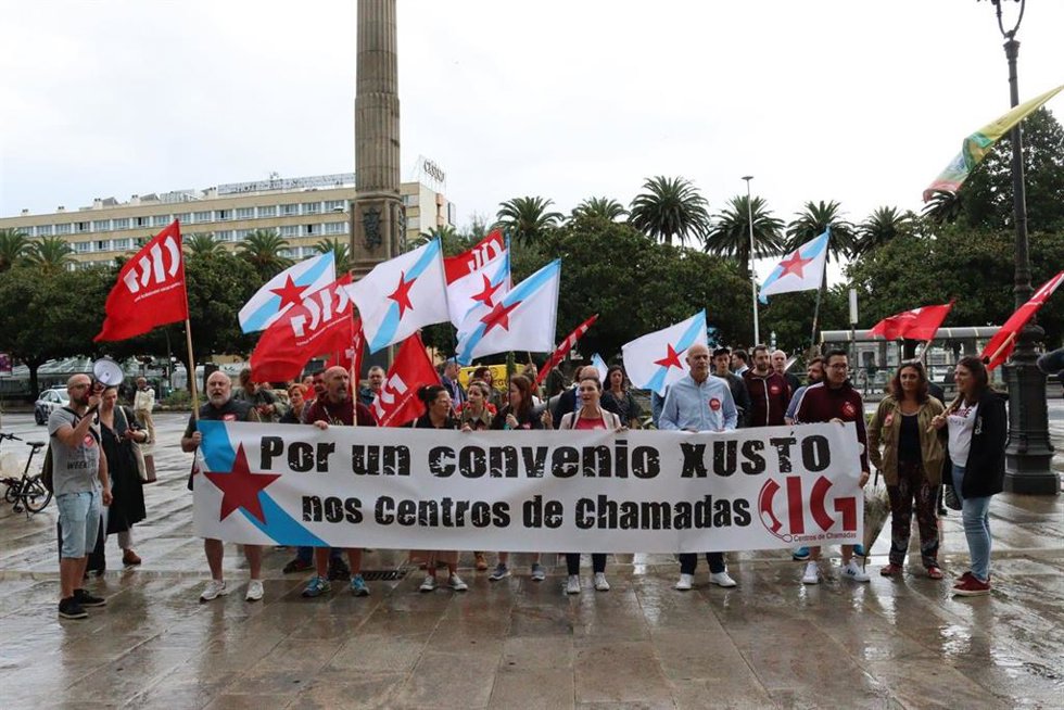 Concentración convocada por la CIG con motivo de la huelga en centros de llamadas