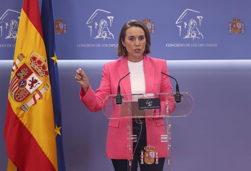 La secretaria general del Partido Popular, Cuca Gamarra, interviene en una rueda de prensa previa a una Junta de Portavoces, en el Congreso de los Diputados