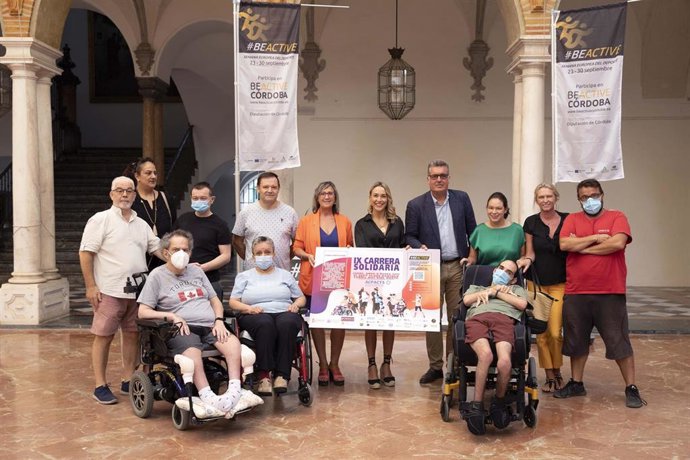 La delegada de Juventud y Deportes de la Diputación de Córdoba, Ana Blasco (centro), en la presentación de la IX Carrera Solidaria Acpacys.