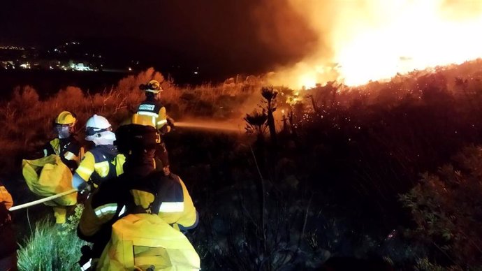 Archivo - Efectivos del Ibanat actuando en un incendio forestal en Pollena