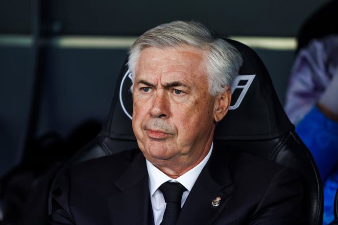 El entrenador del Real Madrid, Carlo Ancelotti, en el banquillo en el partido contra el RCD Mallorca de LaLiga Santander en el Santiago Bernabéu.