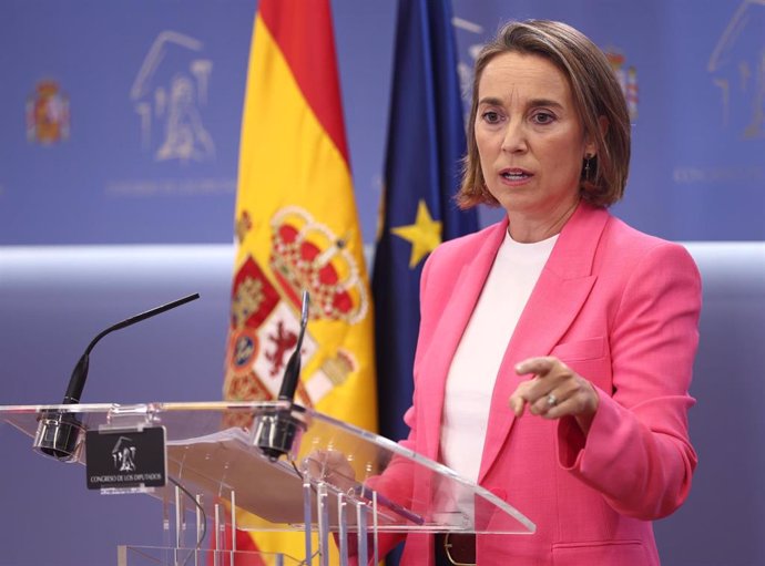 La secretaria general del Partido Popular, Cuca Gamarra, interviene en una rueda de prensa previa a una Junta de Portavoces, en el Congreso de los Diputados, a 13 de septiembre de 2022, en Madrid (España).