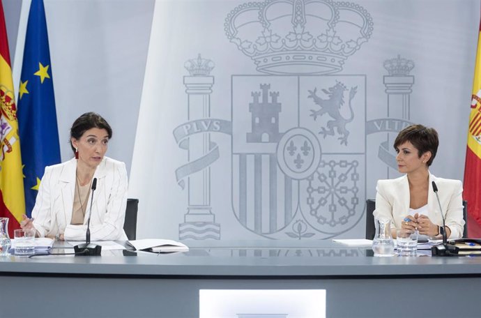 La ministra de Justicia, Pilar Llop (i) y la ministra Portavoz y de Política Territorial, Isabel Rodríguez (d), durante una rueda de prensa posterior a una reunión del Consejo de Ministros, en La Moncloa, a 13 de septiembre de 2022, en Madrid (España). 