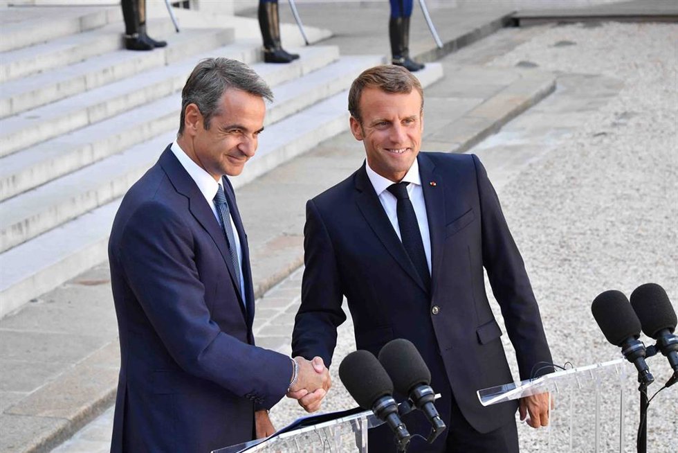 Archivo - El primer ministro de Grecia, Kyriakos Mitsotakis, junto al presidente galo, Emmanuel Macron. 