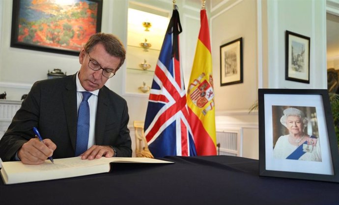 El presidente del PP, Alberto Nuñez Feijóo, firma en el libro de condolencias de la embajada británica para mostrar su pésame por el fallecimiento de la reina Isabel II.