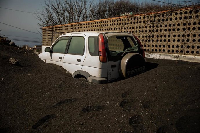 EP-Selección fotos: Primer aniversario de la erupción del Volcán Cumbre Vieja - Un coche con el cristal roto sepultado por la ceniza en la zona de Las Manchas, a 11 de febrero de 2022, en Las Manchas, El Paso, La Palma, Canarias (España). El Paso es una