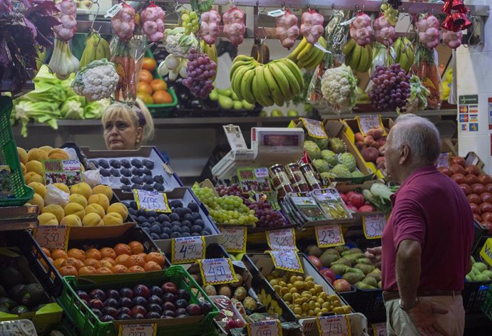 Un puesto de frutas del mercado de abastos de Triana. A 13 de septiembre de 2022, en Sevilla (Andalucía, España). El Índice de Precios de Consumo (IPC) ha subido un 0,4% en Andalucía durante agosto con respecto al mes anterior, mientras que la tasa inte