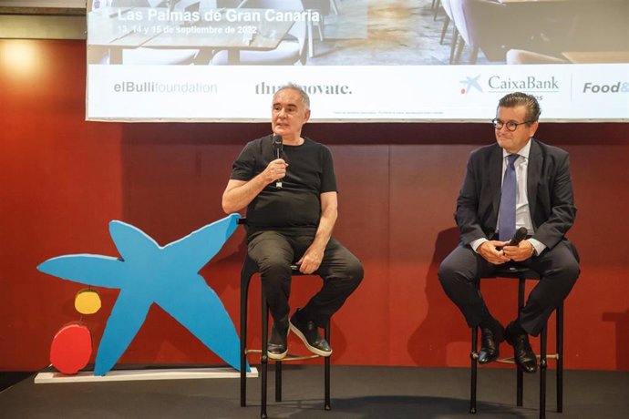 El chef y empresario Ferrá Adri junto al director territorial de CaixaBank en Canarias, Juan Ramón Fuertes, en un curso a empresarios del sector de la restauración en Las Palmas de Gran Canaria