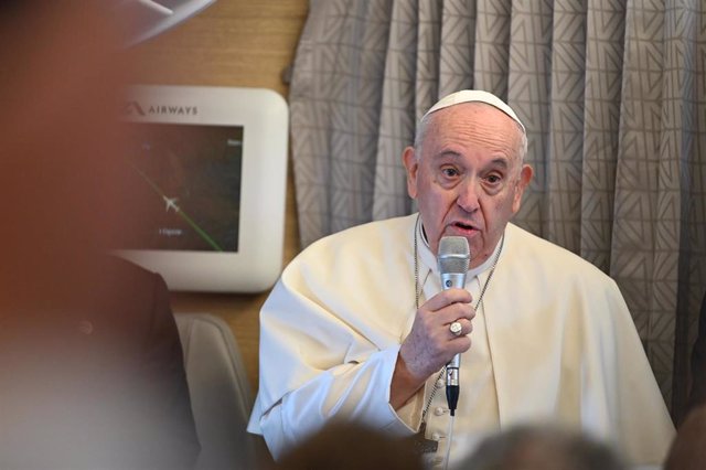 Archivo - El Papa el pasado mes de julio durante el vuelo que le llevó a Canadá