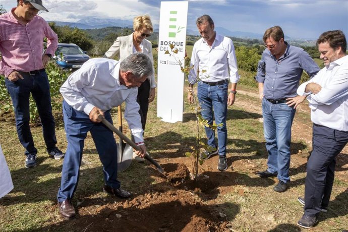 El presidente de Cantabria, Miguel Ángel Revilla, asiste a la presentación del proyecto Bosque del Cine en Udías.