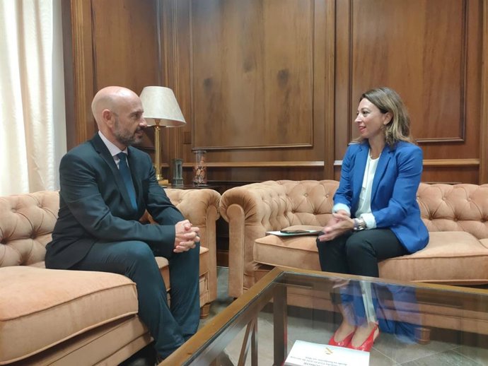 El subdelegado del Gobierno y la delegada de la Junta en la provincia durante una reunión