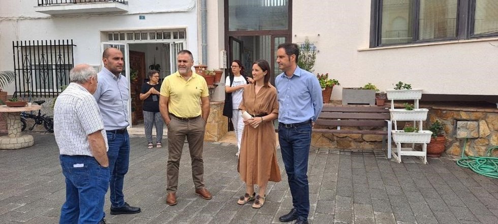 La delegada territorial de Fomento, Articulación del Territorio y Vivienda en Córdoba, Cristina Casanueva, con el alcalde de Nueva Carteya, Vicente Tapia, y de Castro del Río, Julio Criado.
