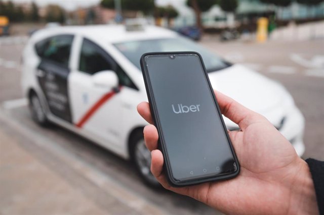 Archivo - Uber comienza a dar servicio de taxi en Madrid