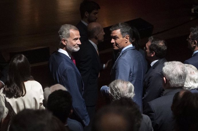 El Rey Felipe VI (i) y el presidente del Gobierno, Pedro Sánchez, a su llegada al acto inaugural del 'Año Picasso', conmemorativo del 50 aniversario de su muerte, en el Museo Nacional Centro de Arte Reina Sofía, a 12 de septiembre de 2022, en Madrid (Es