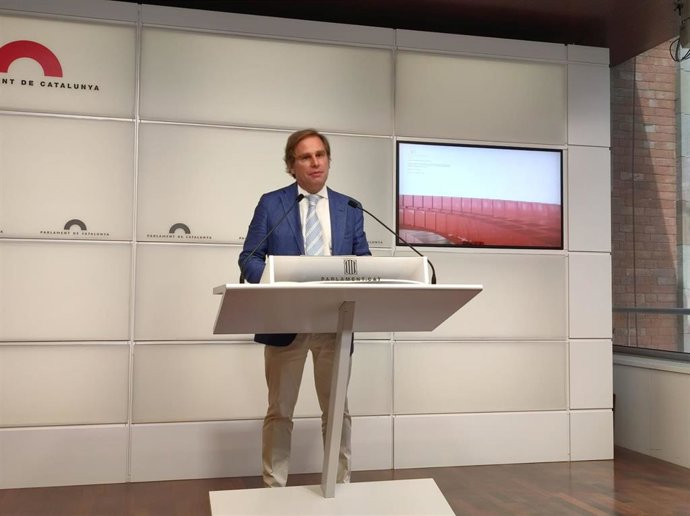 El portavoz de Vox en el Parlament, Joan Garriga, en rueda de prensa en la Cámara catalana