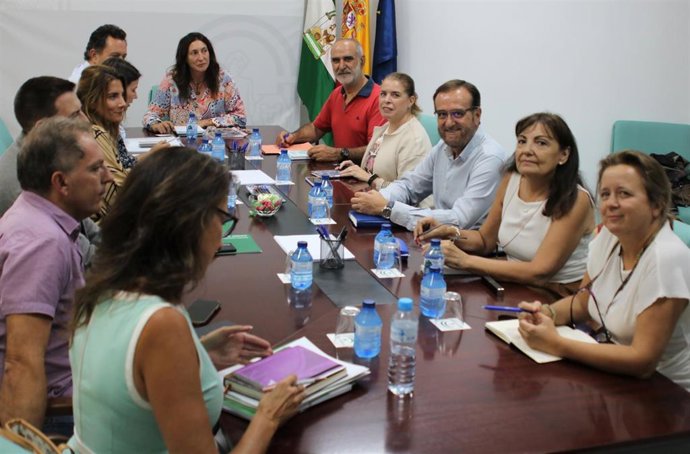 Loles López subraya la colaboración de los colegios profesionales para elaborar las nuevas leyes que llegarán esta legislatura