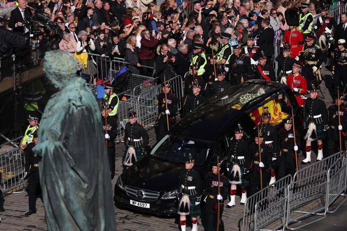 Cortejo fúnebre de Isabel II junto a la catedral de Edimburgo