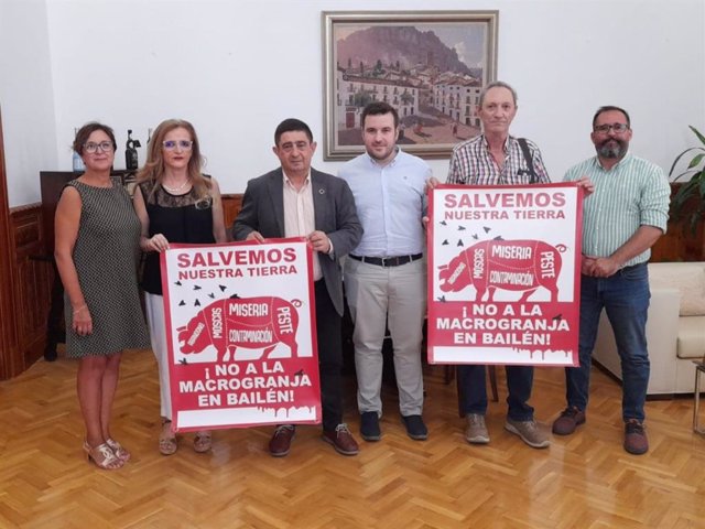 Reunión con la plataforma contra la macrogranja en Bailén.