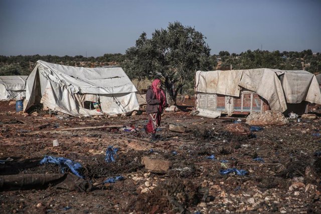 Archivo - Daños causados por un bombardeo contra un campamento de desplazados en la ciudad de Aratib, en la provincia de Alepo (Siria)