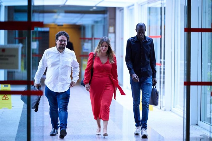 (I-D)  El portavoz de Unidas Podemos en la Asamblea de Madrid, Jacinto Morano, la portavoz adjunta de Unidas Podemos en la Asamblea de Madrid, Alejandra Jacinto, y el diputado de Podemos en la Asamblea de Madrid, Serigne Mbaye Diouf
