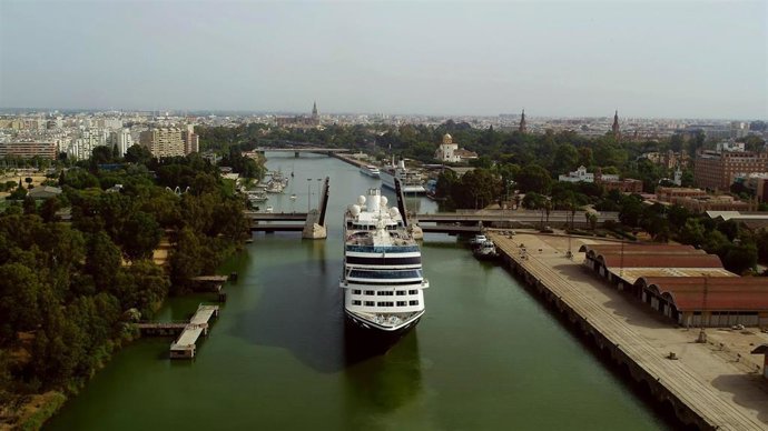 Crucero entrando en Sevilla.