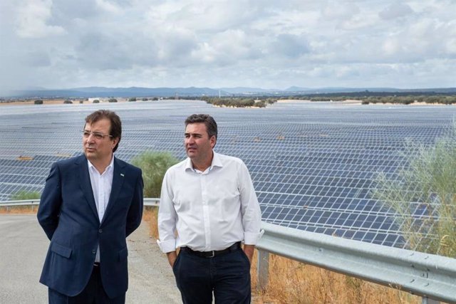 El presidente de la Junta, Guillermo Fernández Vara, en una planta solar fotovoltaica en Talayuela.