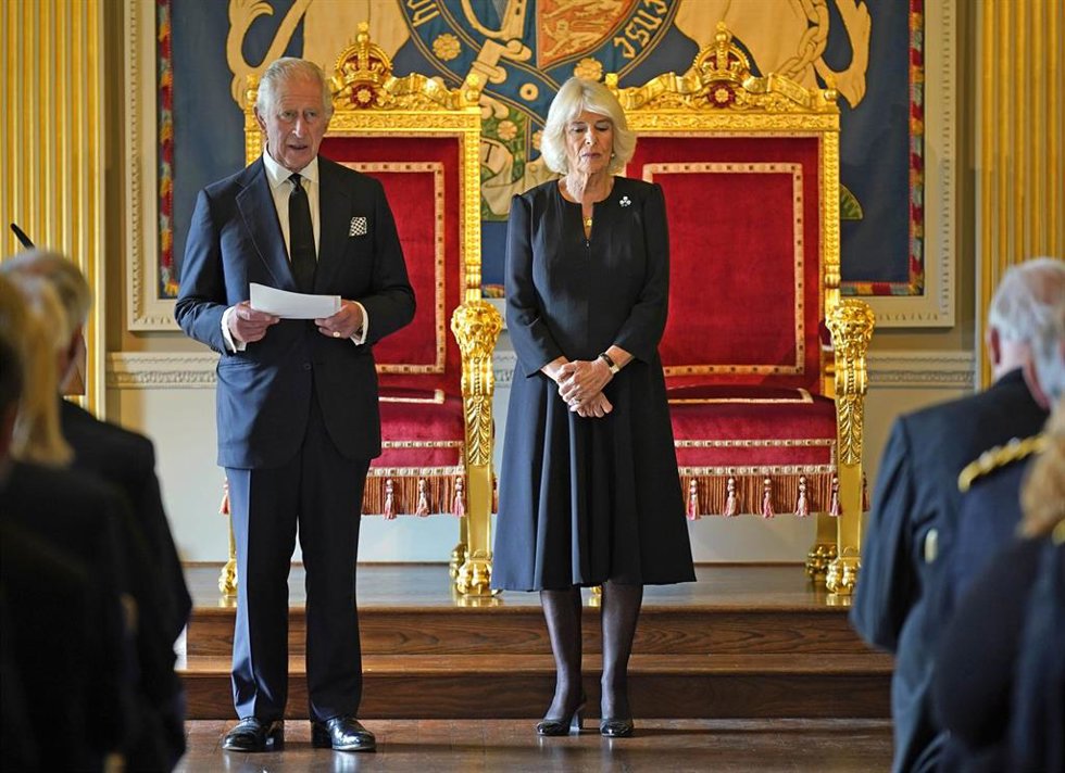 Carlos III y la reina consorte, Camila, durante su visita a Belfast