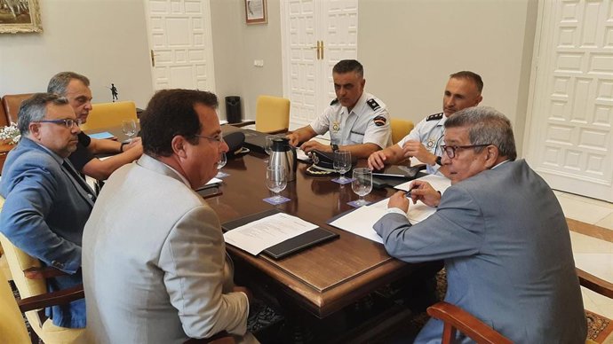 Reunión de la Subdelegación del Gobierno en Sevilla y el Ayuntamiento, presidida por el subdelegado Carlos Toscano y el delegado de Gobernación, Fiestas Mayores y Área Metropolitana, Juan Carlos Cabrera.