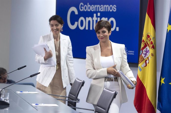 La ministra de Justicia, Pilar Llop (i) y la ministra Portavoz y de Política Territorial, Isabel Rodríguez (d), a su llegada a una rueda de prensa posterior a una reunión del Consejo de Ministros, en La Moncloa, a 13 de septiembre de 2022, en Madrid.