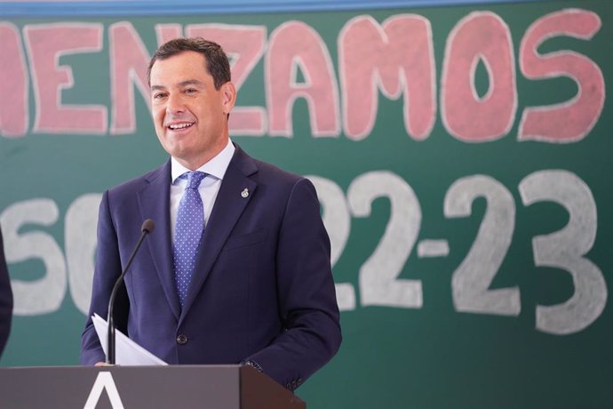 El presidente de la Junta de Andalucía, Juanma Moreno, este lunes en la inauguración del curso escolar en Alhendín (Granada).