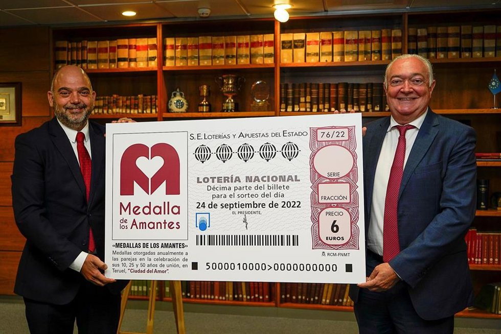 De izquierda a derecha,  el presidente del Centro de Iniciativas Turísticas de Teruel, Antonio Santa Isabel Llanos, y el presidente de Loterías y Apuestas del Estado, Jesús Huerta Almendro.