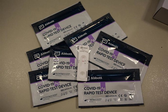 Archivo - Varios tests rápidos de antígenos de detección de coronavirus. Archivo. 