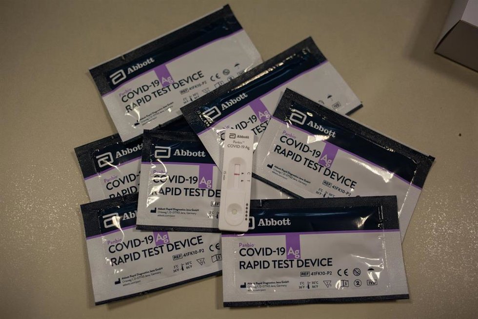 Archivo - Varios tests rápidos de antígenos de detección de coronavirus. Archivo. 