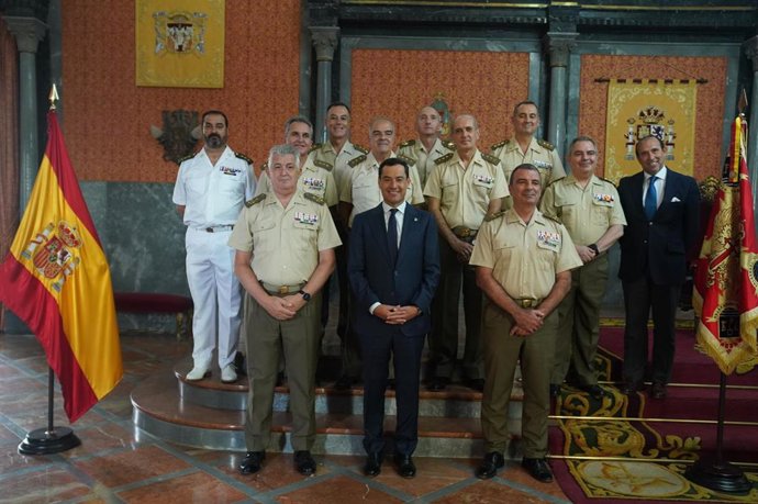 El presidente de la Junta de Andalucía, Juanma Moreno, visita las instalaciones del Cuartel General de la Fuerza Terrestre del Ejército de Tierra situado en Sevilla.