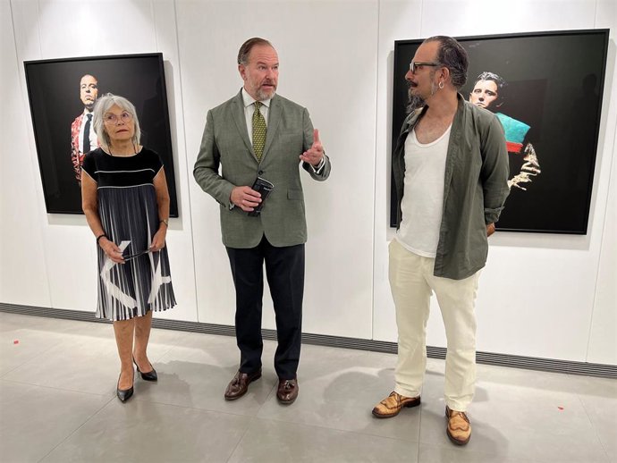 José Luis García-Palacios, en el centro, junto a Rafael G'Antunes, autor de la exposición fotográfica sobre forcados portugueses.