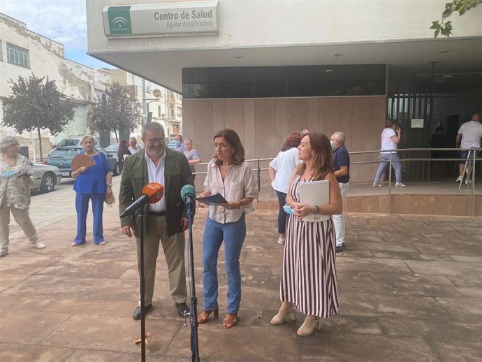 Botella (centro), informa a los medios ante el Centro de Salud de Aguilar.
