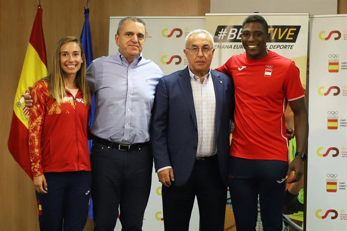 La atleta Laura García, el boxeador Youba Sissokho y los presidentes del CSD, José Manuel Franco, y del COE, Alejandro Blanco, en la sede del CSD.