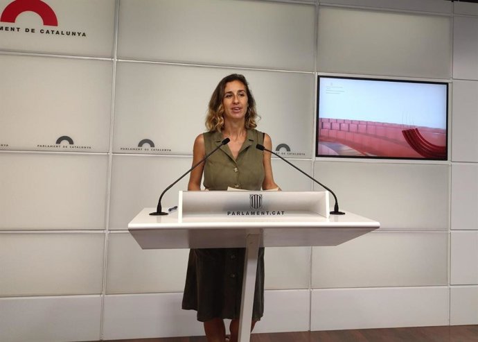 La diputada de la CUP en el Parlament Laia Estrada en rueda de prensa en la Cámara catalana