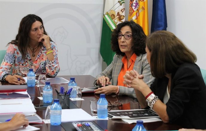 Loles López destaca el trabajo de Cruz Roja con la Tarjeta Monedero de la Junta que ha atendido a más de 36.000 familias