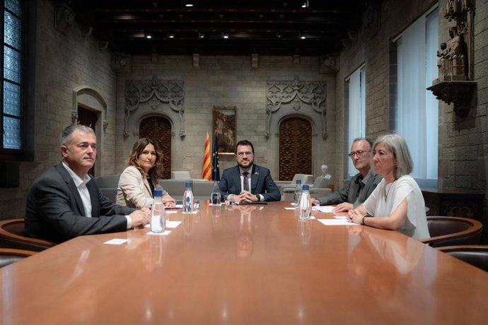 El presidente de la Associació de Municipis per la Independncia (AMI), Jordi Gaseni, la consellera de Presidencia, Laura Vilagr, el presidente de la Generalitat, Pere Aragons, el presidente de mnium, Xavier Antich, y la de la ANC, Dolors Feliu.