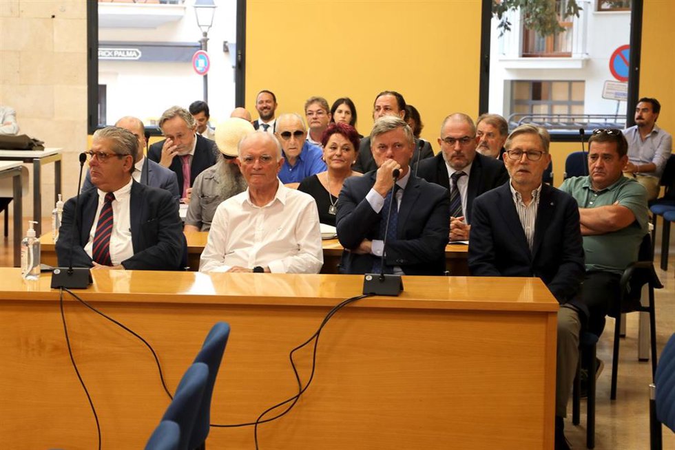 El exconseller de Carreteras, Antoni Pascual (2i) y el ex director insular de Carreteras, Gonzalo Aguiar (4i), durante el juicio por el conocido como Caso Peaje, a 5 de septiembre de 2022, en Palma de Mallorca, Islas Baleares (España).
