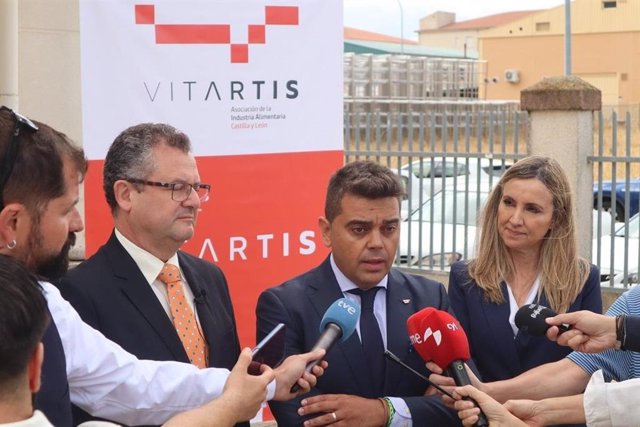 El presidente de Vitartis, Pedro Ruiz (centro), en su atención a los medios en Guijuelo (Salamanca).