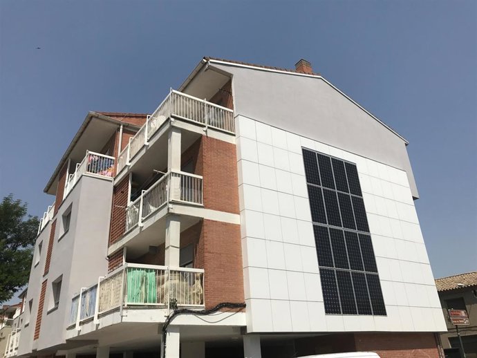 Archivo - Panel de energía solar en la fachada de un bloque de viviendas.