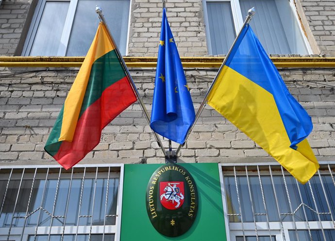 Archivo - Banderes de Litunia, la UE i Ucrana